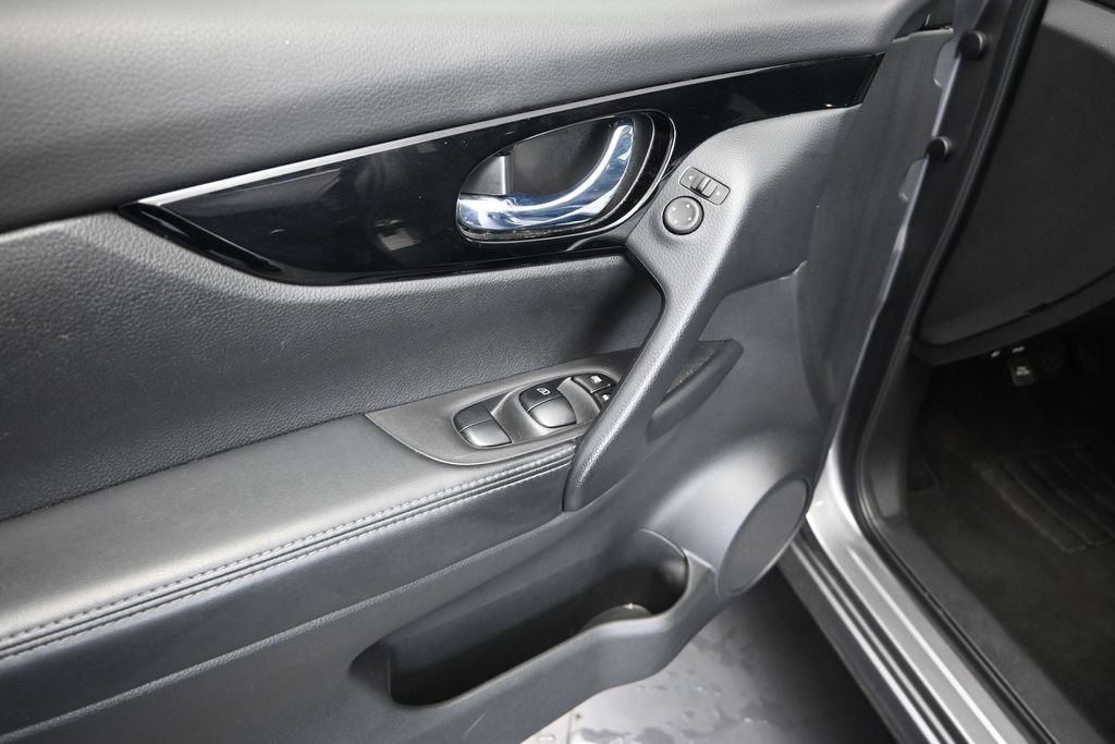 Used 2022 Nissan Rogue Sport SV FWD image 11