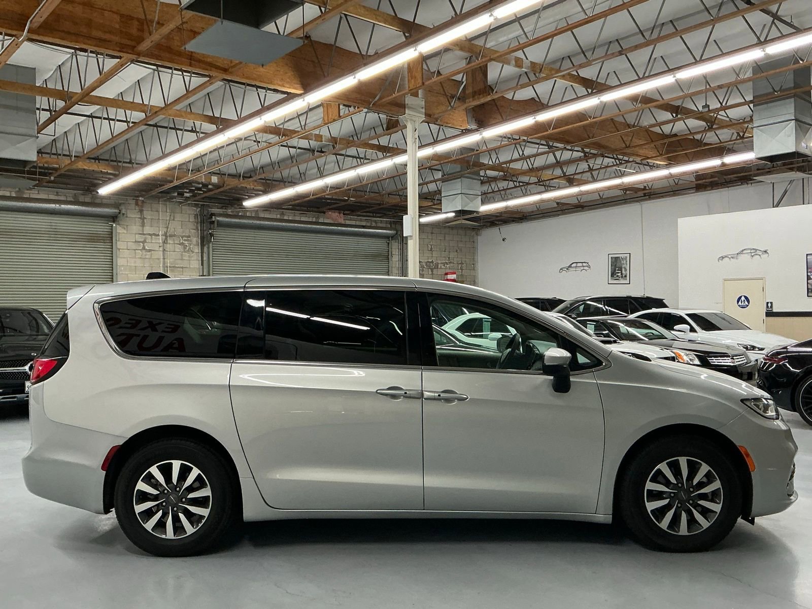 Used 2023 Chrysler Pacifica Touring-L image 4