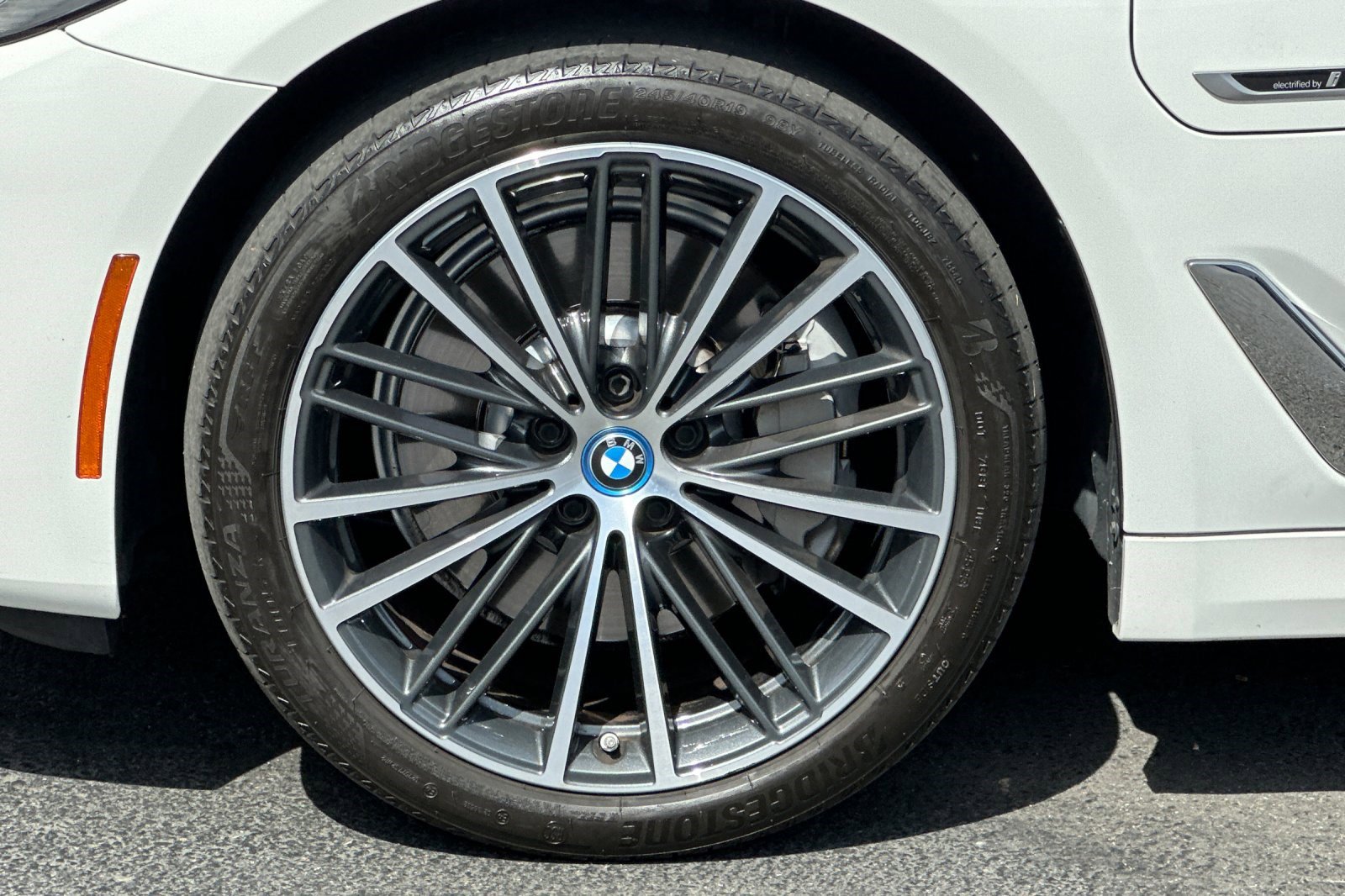 Certified 2023 BMW 530e w/ Convenience Package image 37