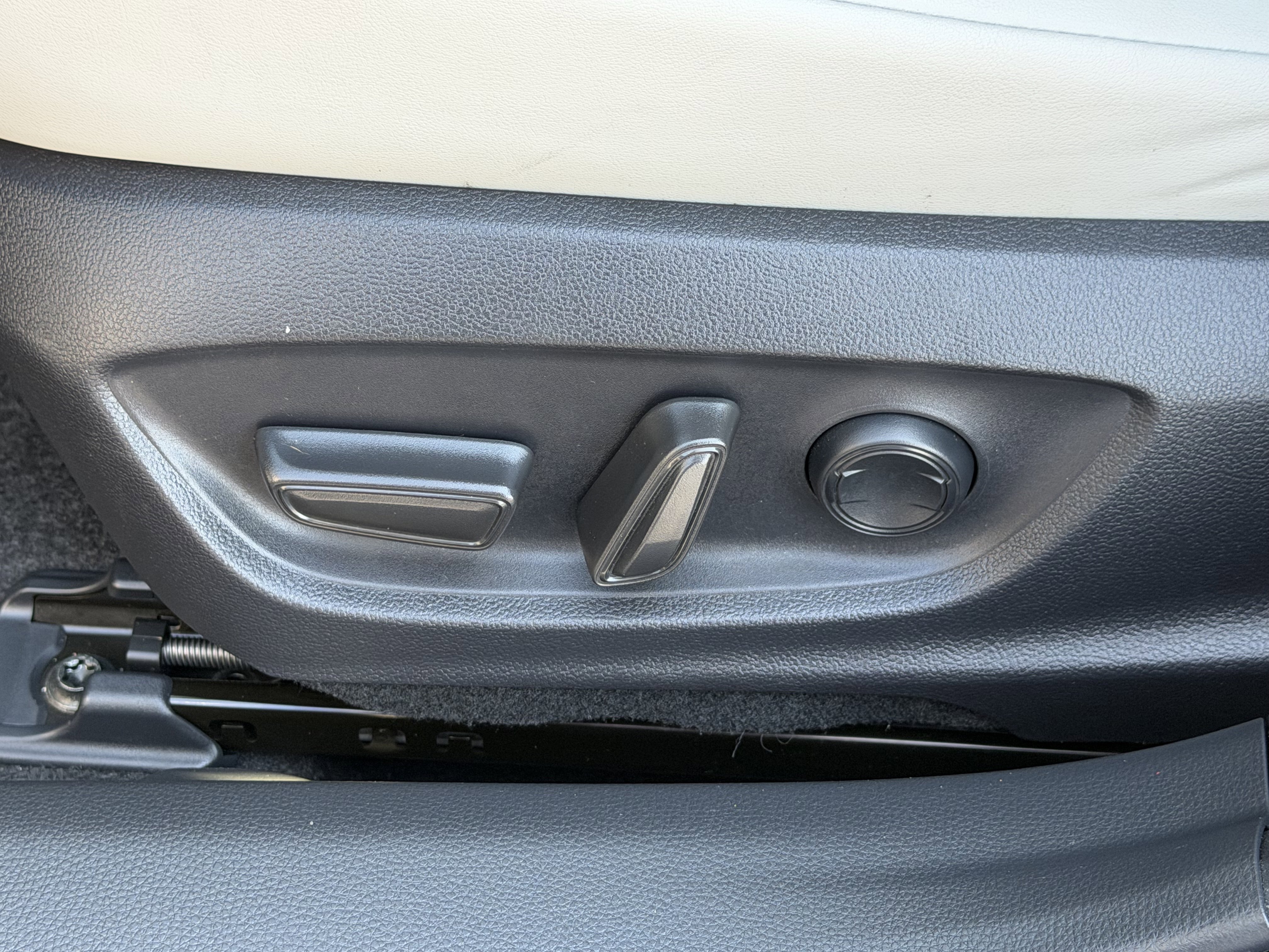 Used 2025 Toyota Prius XLE image 24