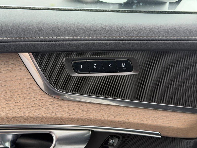 Certified 2025 Volvo XC90 B6 Plus AWD/4WD image 17
