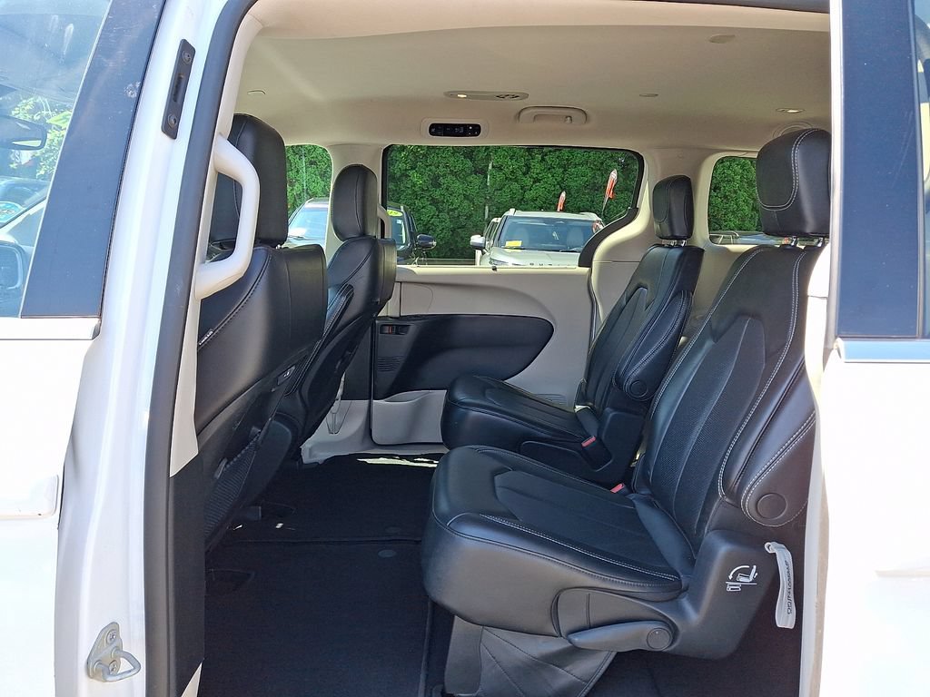 Used 2023 Chrysler Pacifica Touring-L FWD image 11