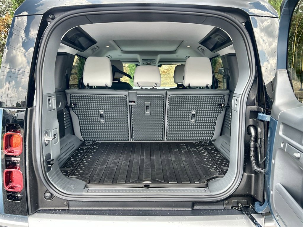 Used 2025 Land Rover Defender 110 S image 18