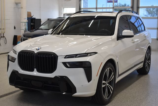 Used 2024 BMW X7 xDrive40i w/ M Sport Package AWD/4WD image 9