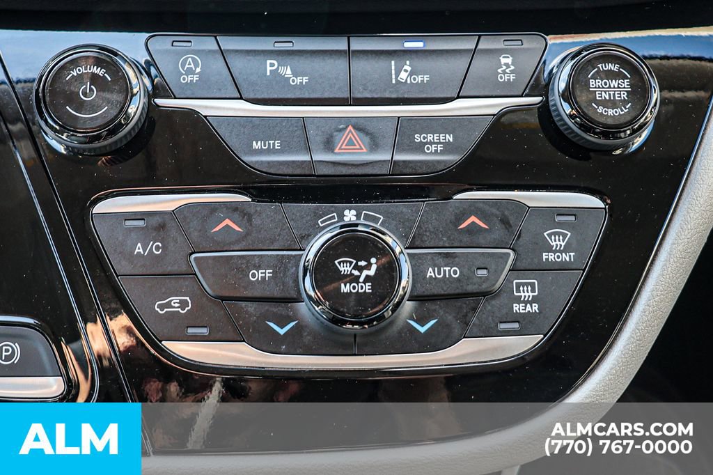 Used 2024 Chrysler Pacifica Touring-L FWD image 43