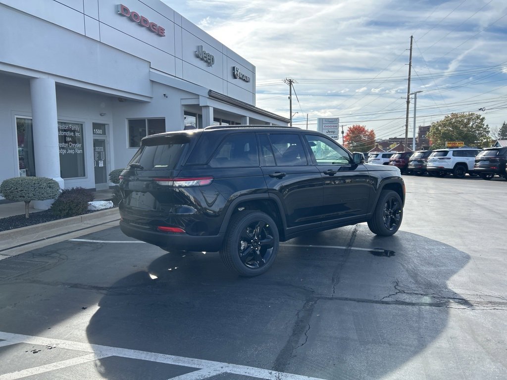New 2025 Jeep Grand Cherokee image 2
