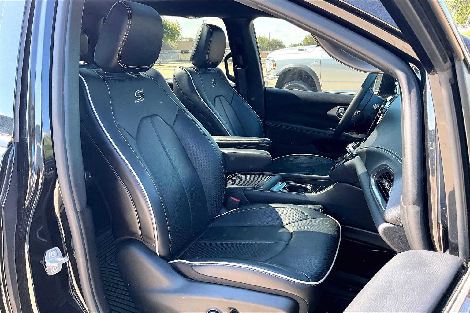 Used 2023 Chrysler Pacifica Limited w/ S Appearance Package image 9