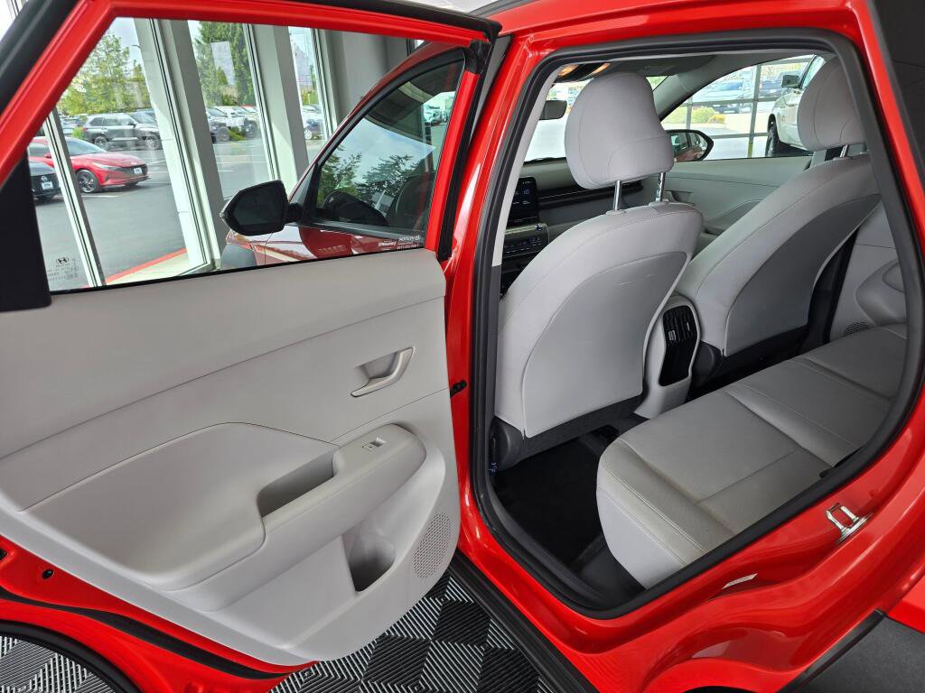 Used 2025 Hyundai Kona SEL AWD/4WD image 35