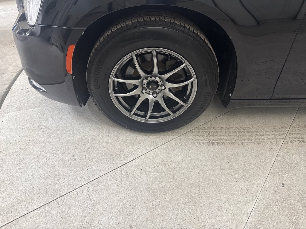 Used 2018 Chrysler 300 Touring RWD image 16
