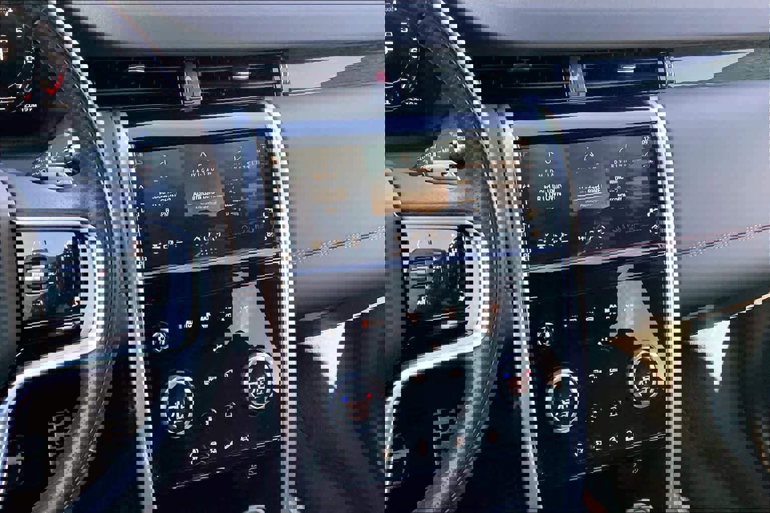 Used 2022 Land Rover Discovery Sport SE R-Dynamic image 6