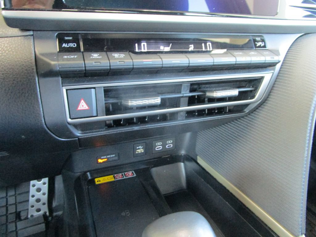 Used 2025 Toyota Camry SE FWD image 32