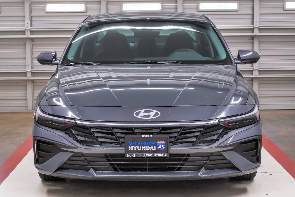 Certified 2026 Hyundai Elantra SE w/ Cargo Package FWD image 4