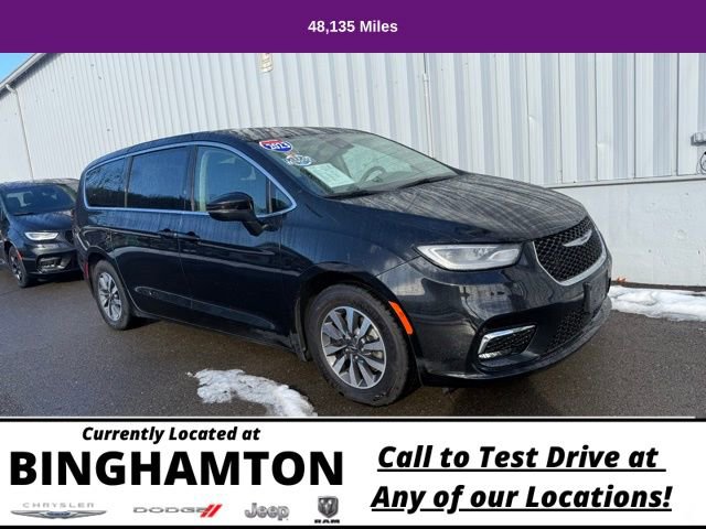 Used 2023 Chrysler Pacifica Touring-L image 2