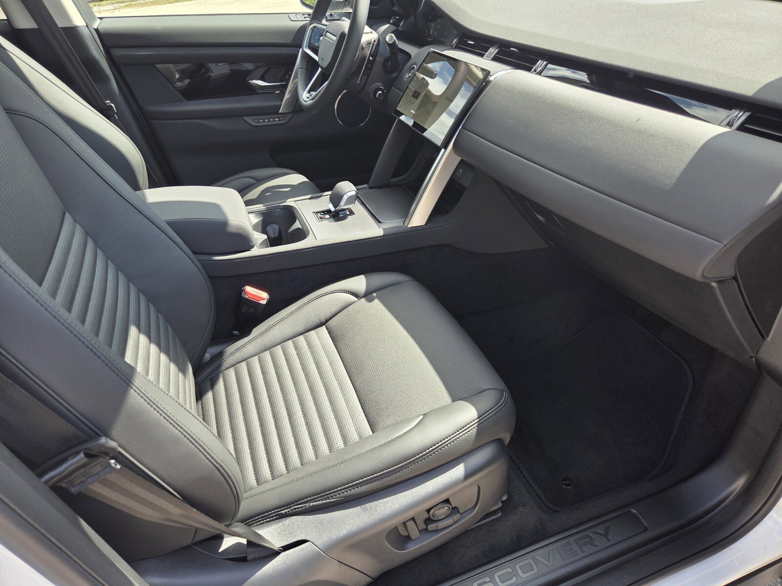 New 2025 Land Rover Discovery Sport S image 3