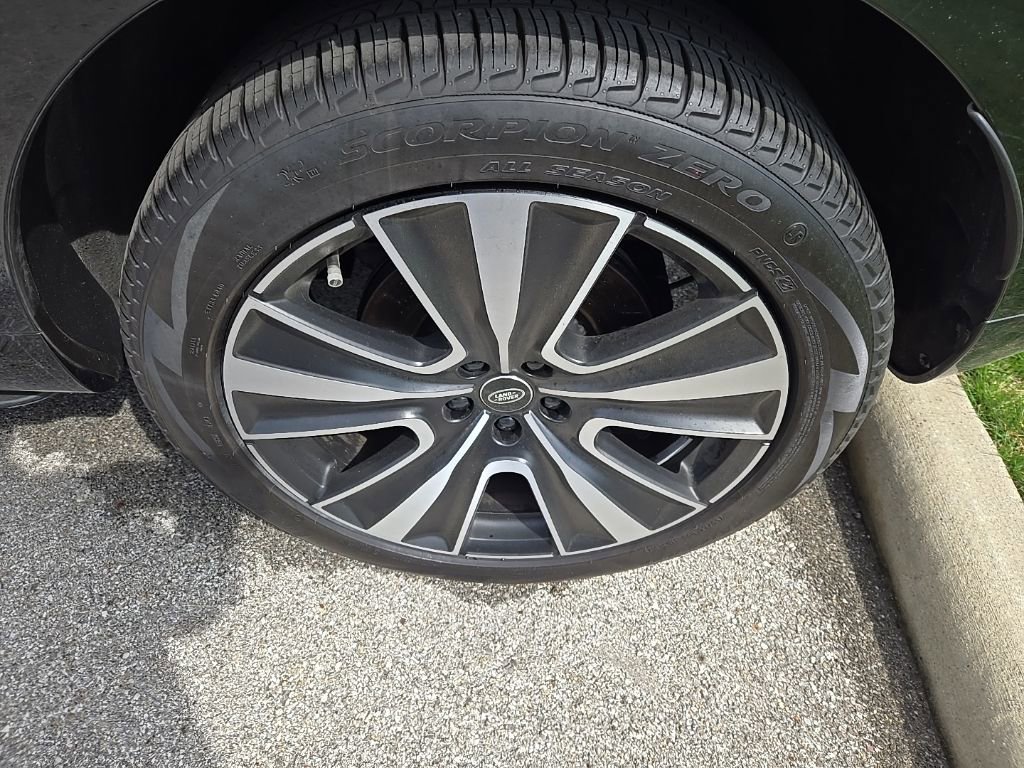 Certified 2024 Land Rover Range Rover SE image 9