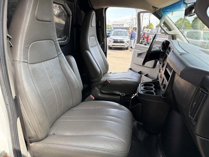Used 2017 Chevrolet Express 2500 RWD image 18