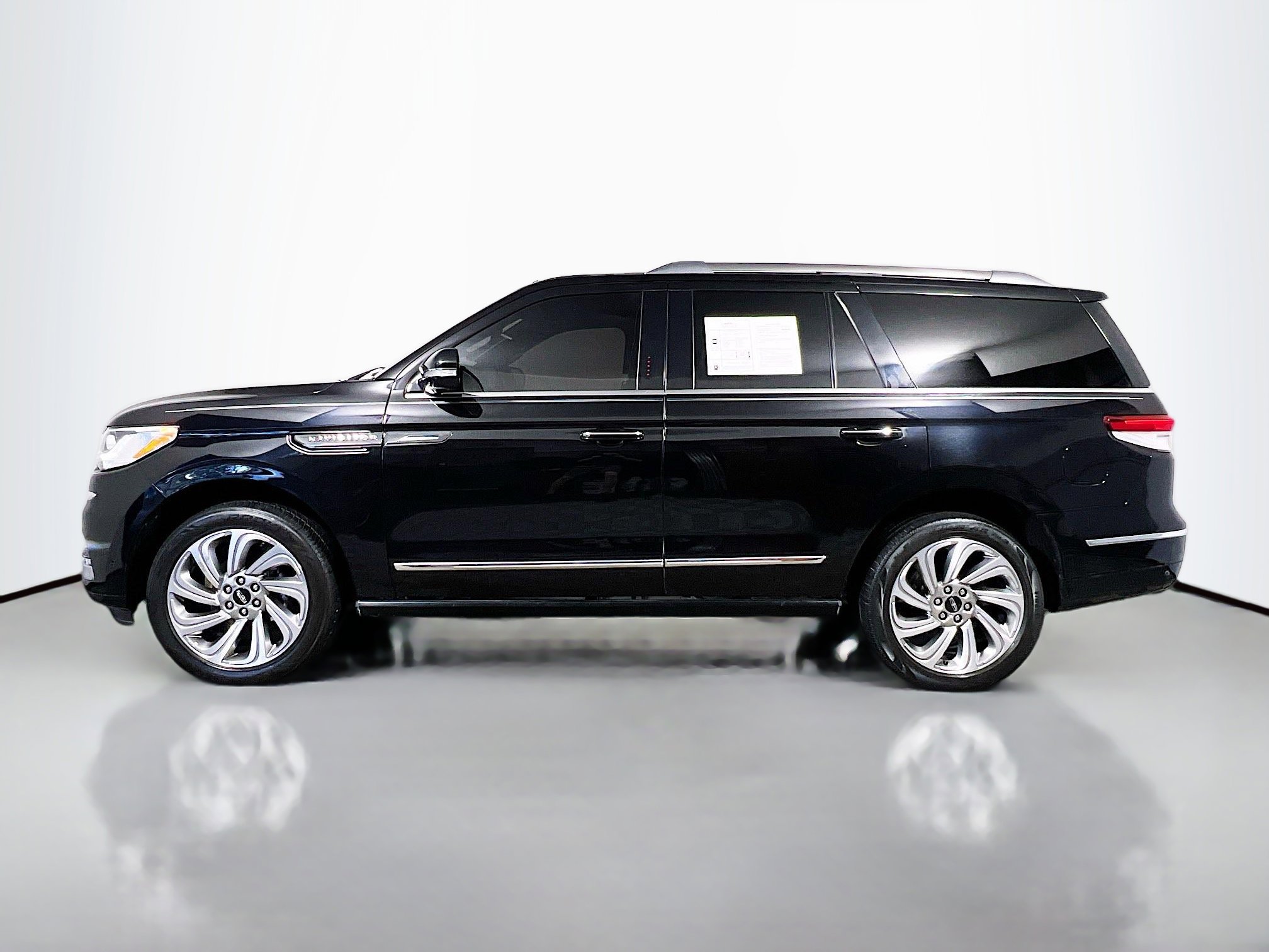 Used 2022 Lincoln Navigator Reserve image 9