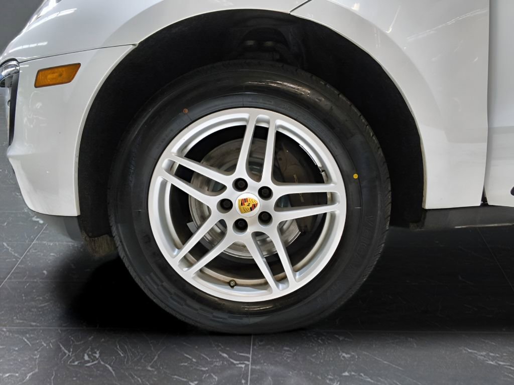 Used 2018 Porsche Macan w/ Premium Package image 17