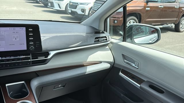 Used 2024 Toyota Sienna XLE AWD/4WD image 18