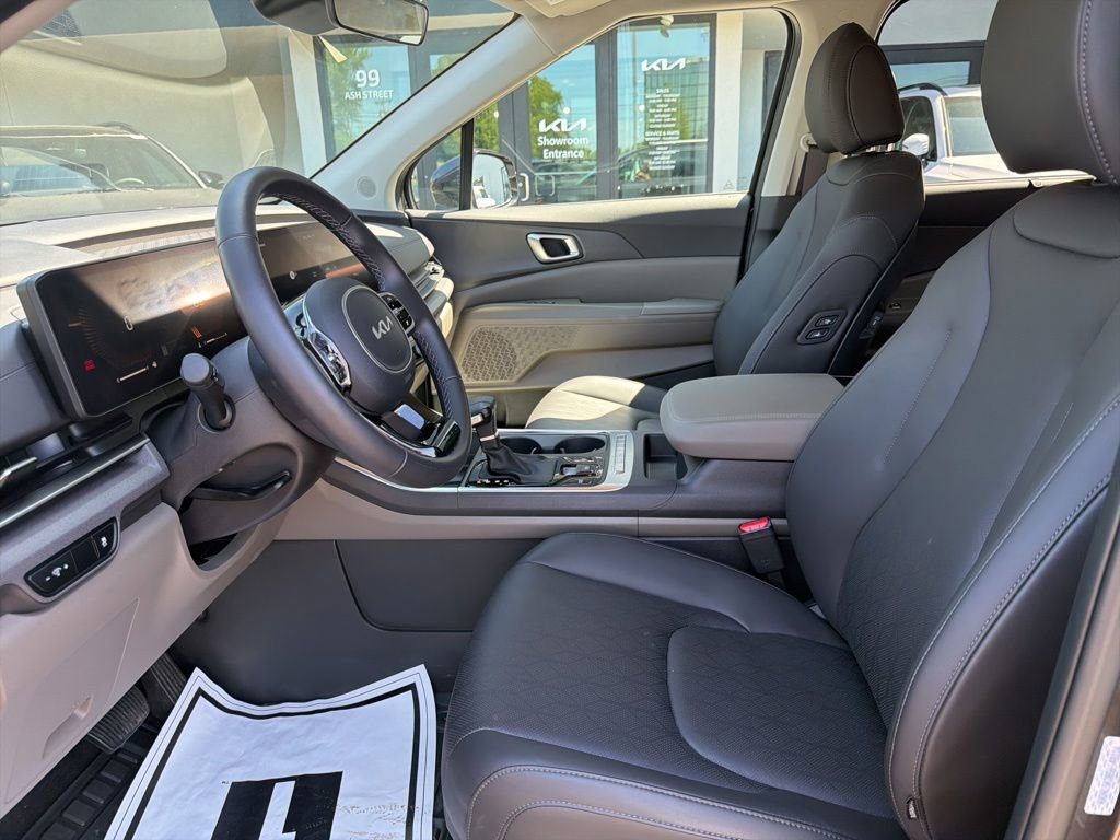 Used 2025 Kia Carnival EX FWD image 25