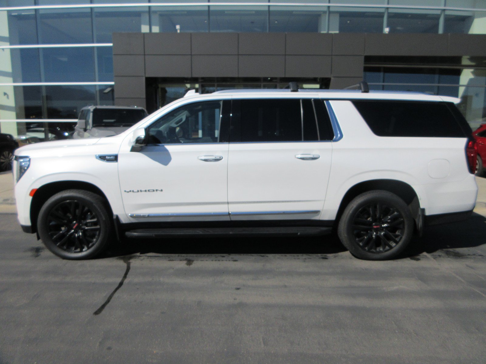 Used 2021 GMC Yukon XL SLT w/ SLT Luxury Plus Package AWD/4WD image 5