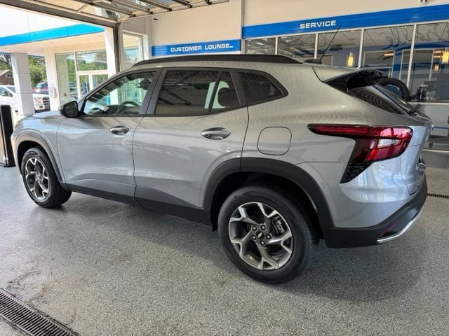 New 2026 Chevrolet Trax LT w/ Sunroof Package FWD image 5