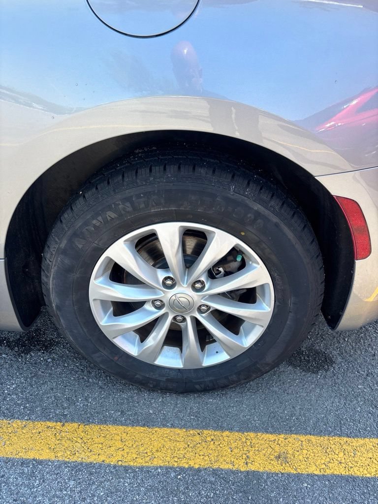 Used 2017 Chrysler Pacifica Touring-L FWD image 23