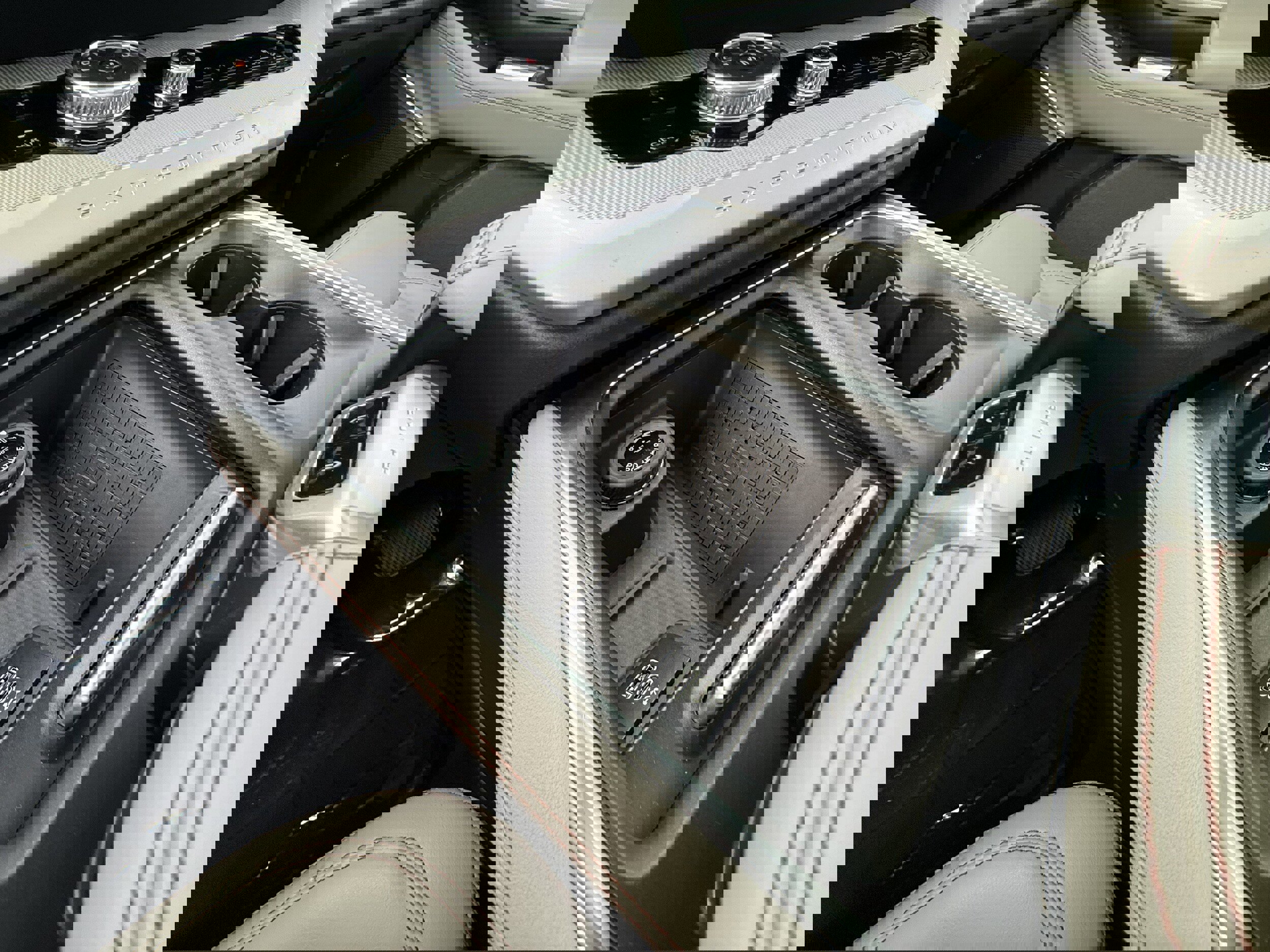 Used 2025 Ford Expedition Active image 19