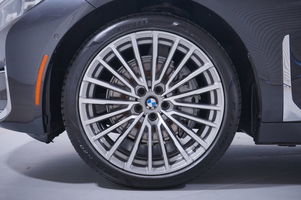 Used 2022 BMW 740i image 2