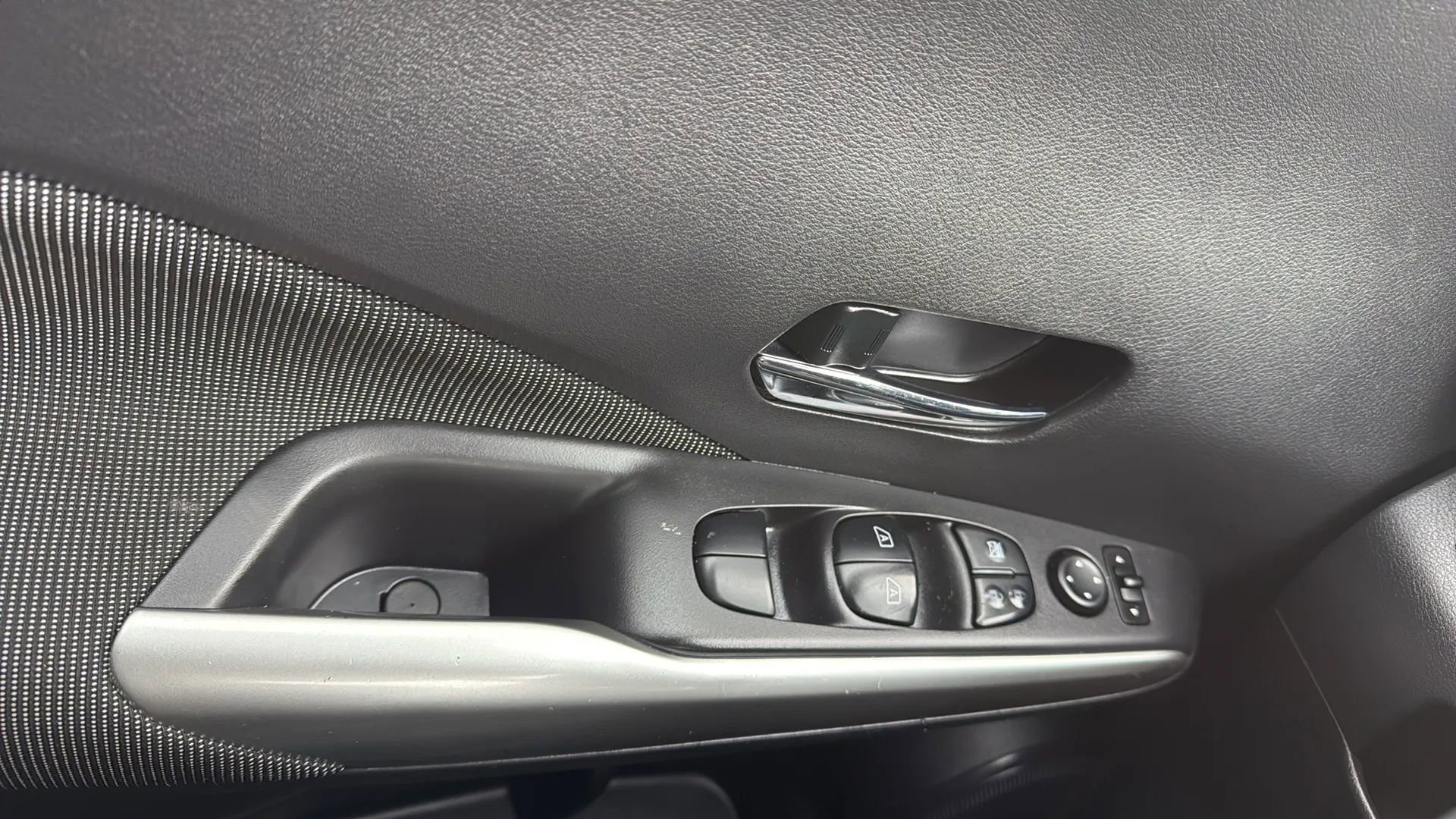 Used 2019 Nissan Kicks SV image 22