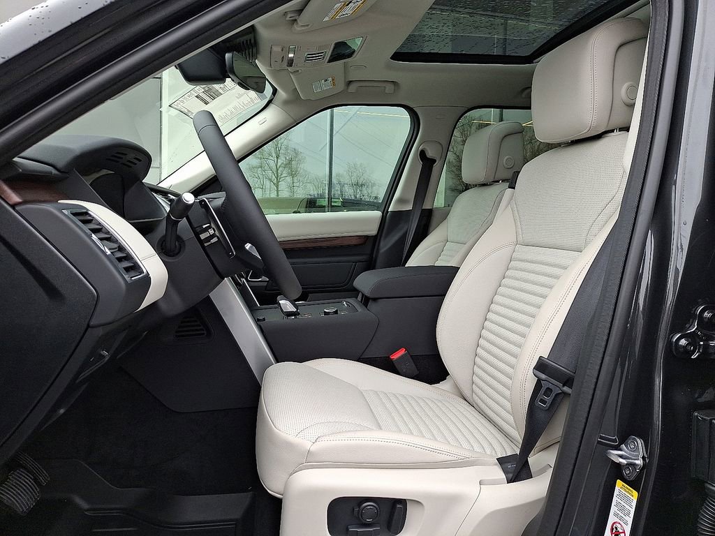 New 2026 Land Rover Discovery S image 9