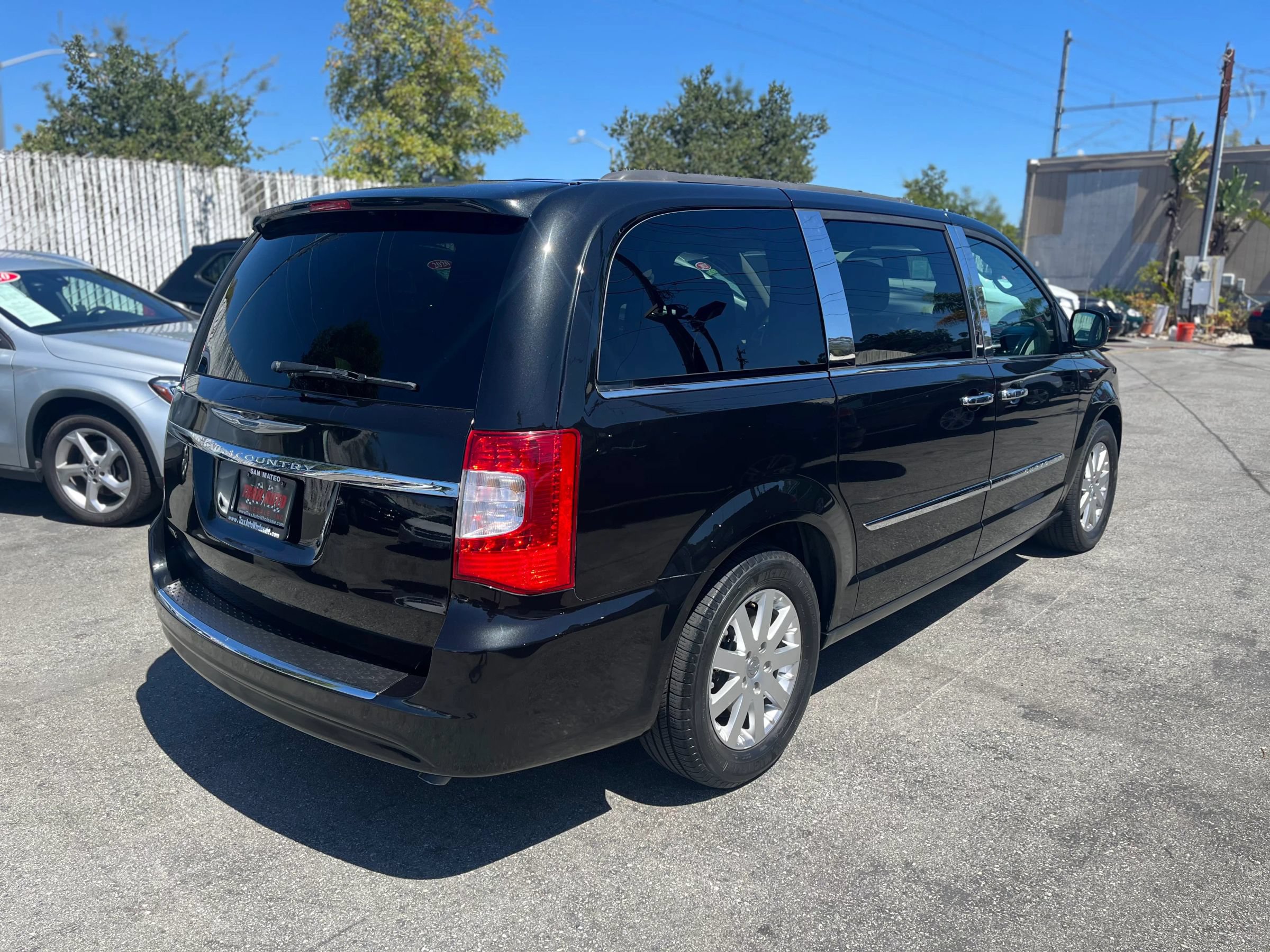 Used 2015 Chrysler Town & Country Touring FWD image 7