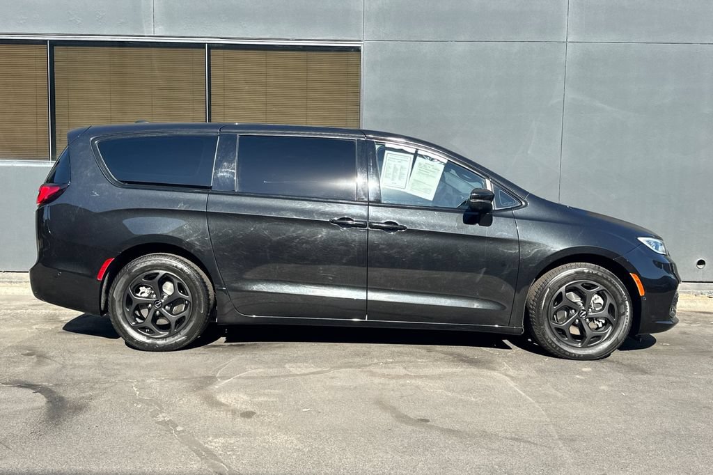 Used 2023 Chrysler Pacifica Touring-L w/ Uconnect Theater Family Group FWD image 3