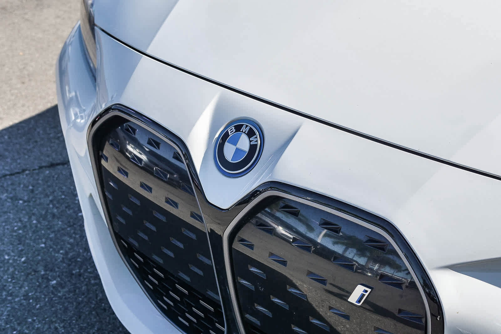 Used 2023 BMW i4 eDrive40 w/ M Sport Package image 11