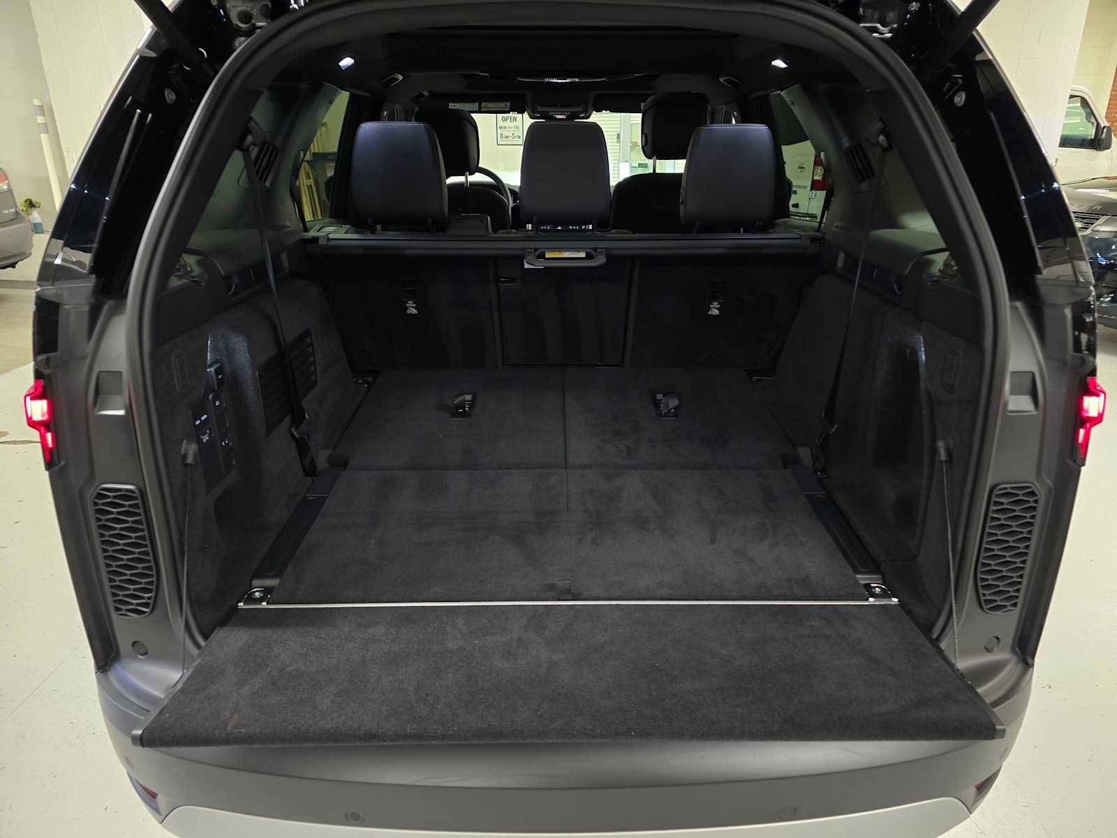 Used 2025 Land Rover Discovery S image 17