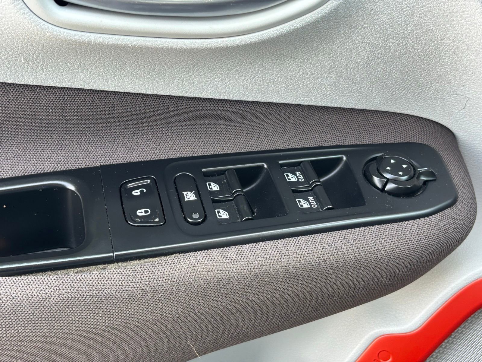 Used 2015 Jeep Renegade Latitude FWD image 11