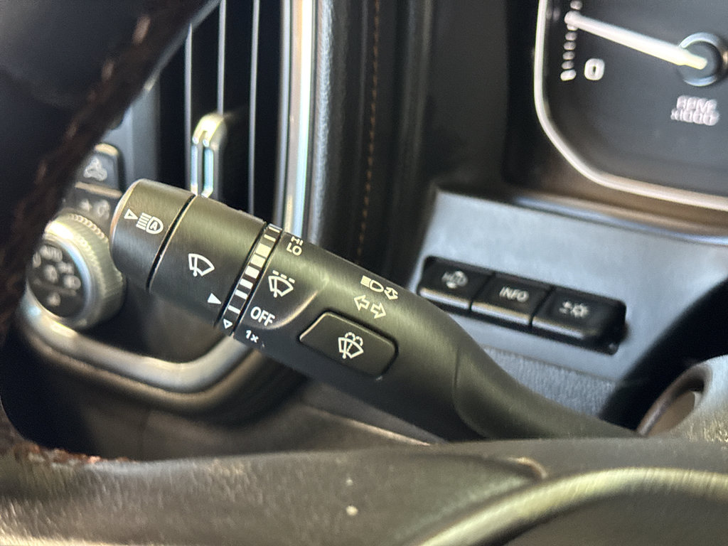 Used 2020 GMC Sierra 2500 AT4 w/ AT4 Premium Package image 29