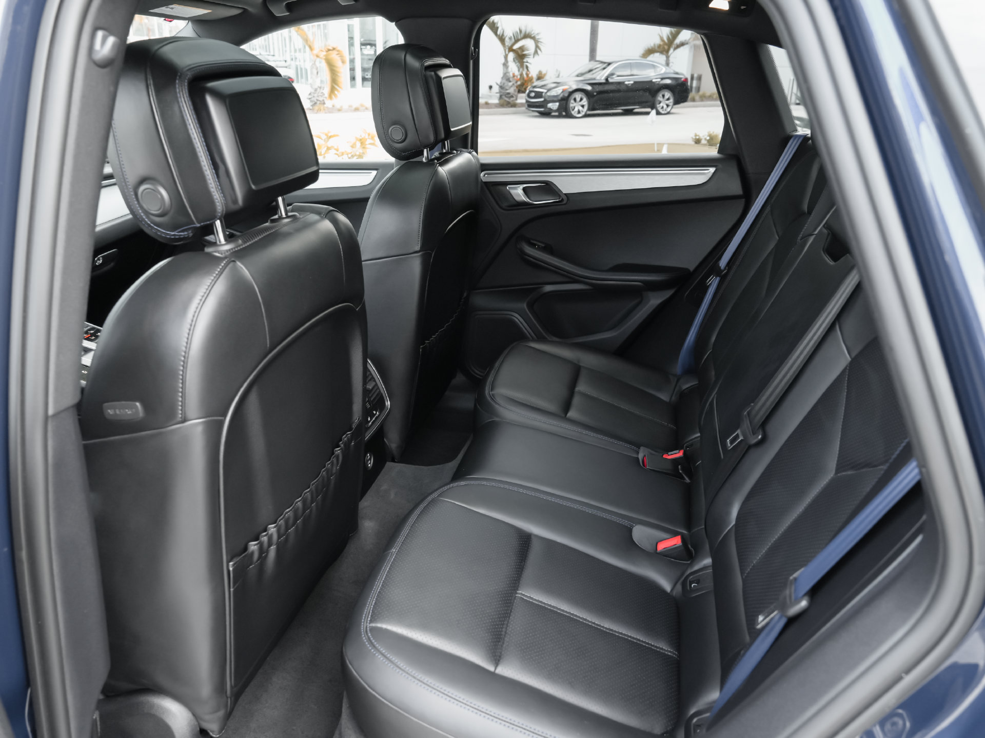 Used 2023 Porsche Macan Turbo AWD/4WD image 4