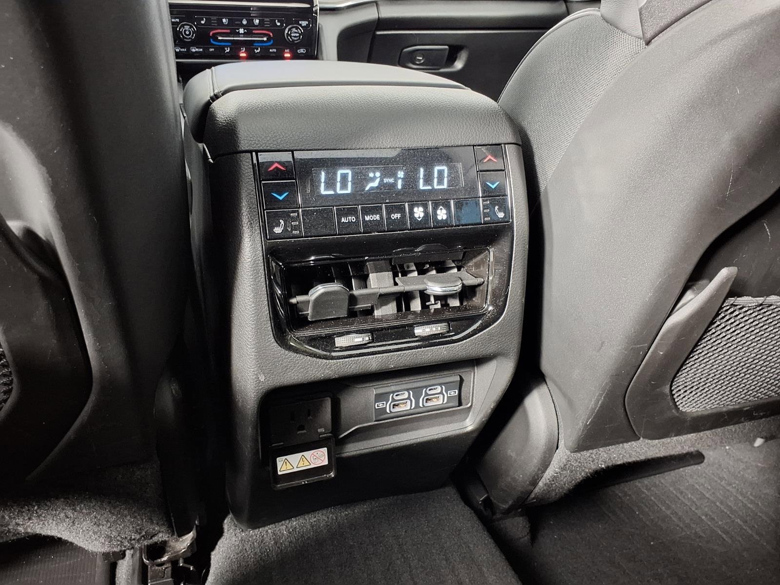 Used 2024 Jeep Grand Cherokee Overland w/ Luxury Tech Group IV image 17