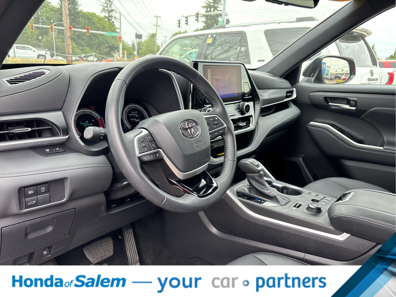 Used 2025 Toyota Highlander XSE AWD/4WD image 2