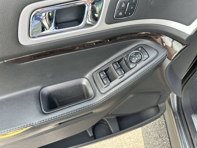 Used 2015 Ford Explorer Limited w/ Equipment Group 301A AWD/4WD image 17