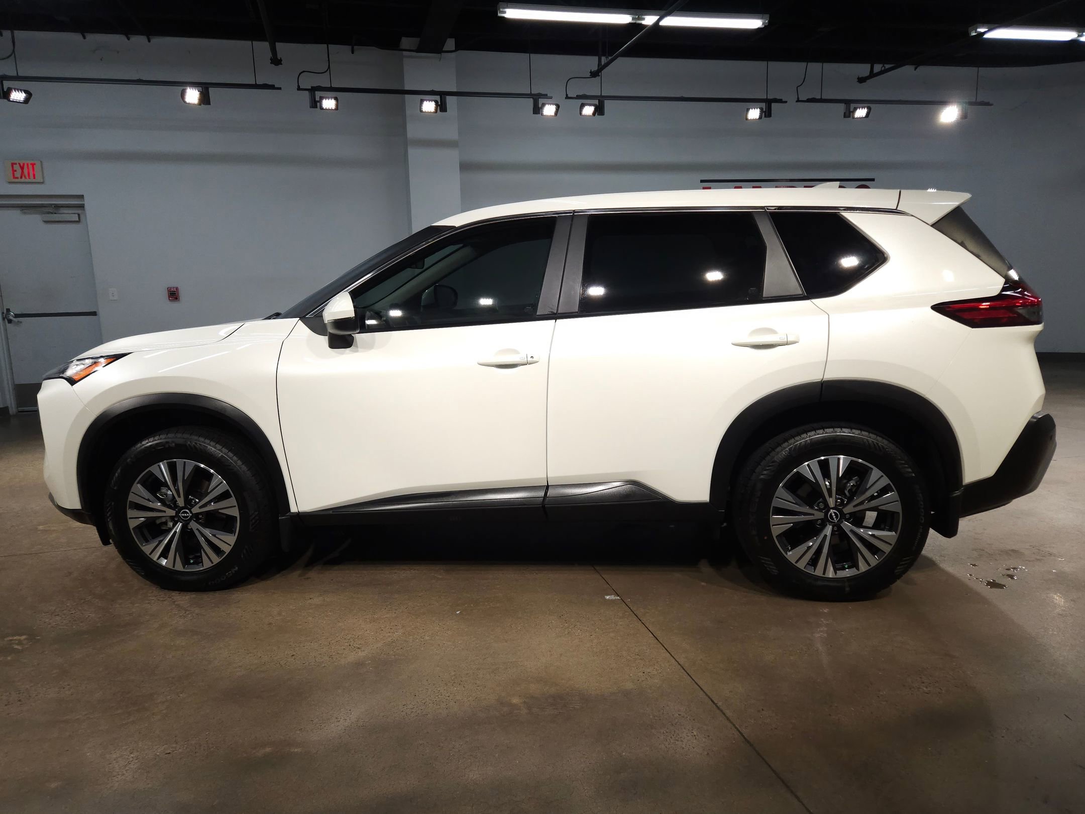 Used 2023 Nissan Rogue SV image 4