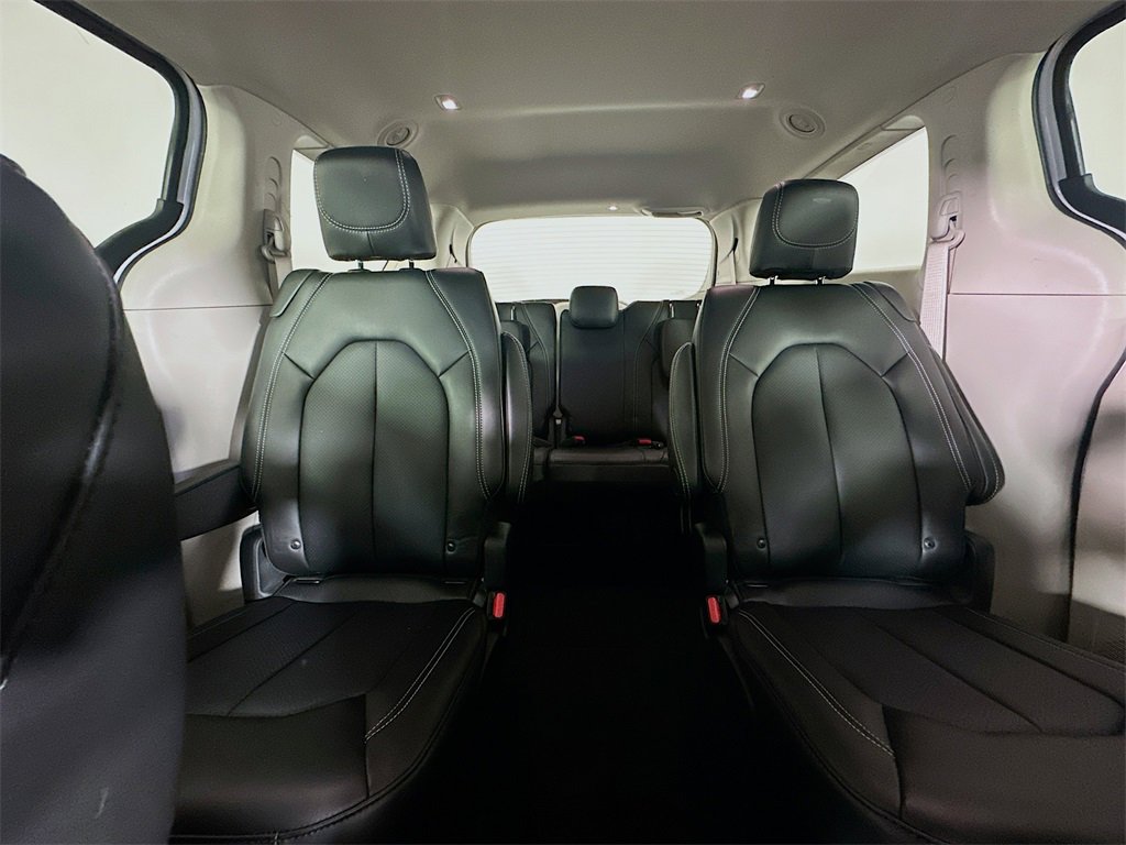 Used 2024 Chrysler Pacifica Touring-L image 13