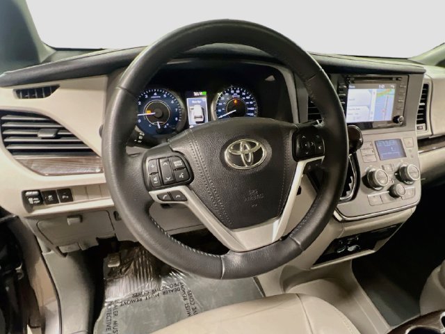 Used 2018 Toyota Sienna XLE w/ XLE Navigation Package FWD image 11