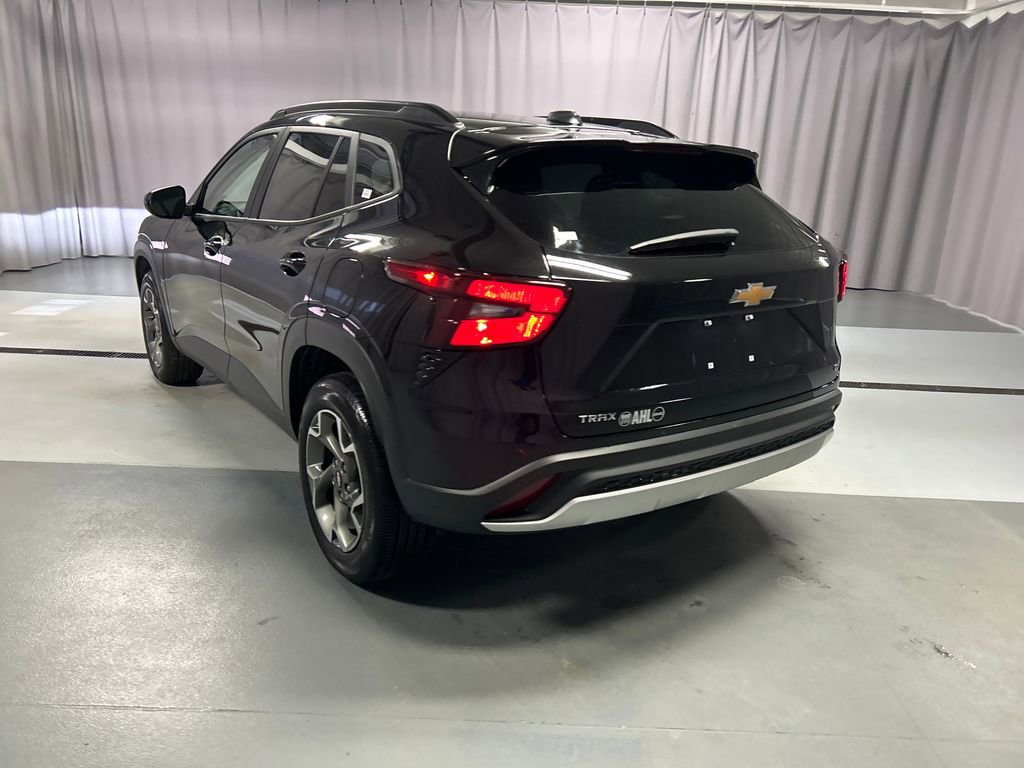 Used 2025 Chevrolet Trax LT w/ LT Convenience Package FWD image 5