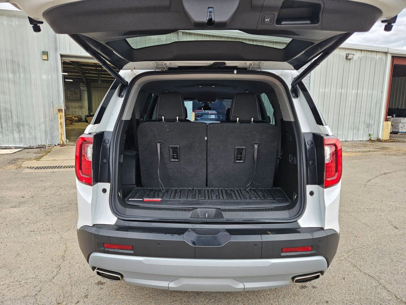 Used 2021 GMC Acadia SLE w/ Driver Convenience Package FWD image 4