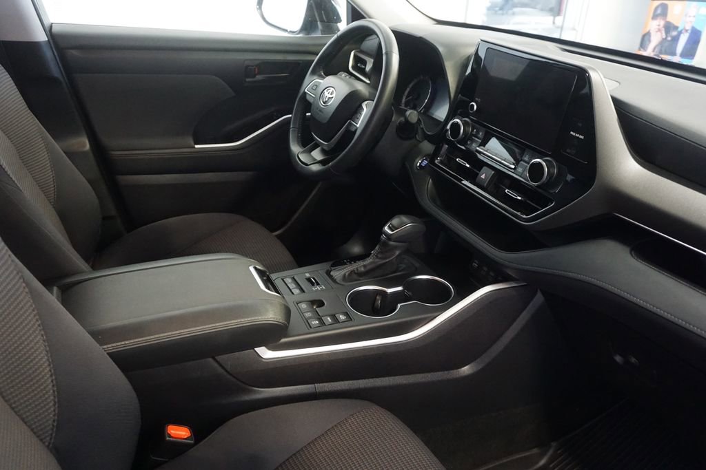Used 2023 Toyota Highlander LE image 23