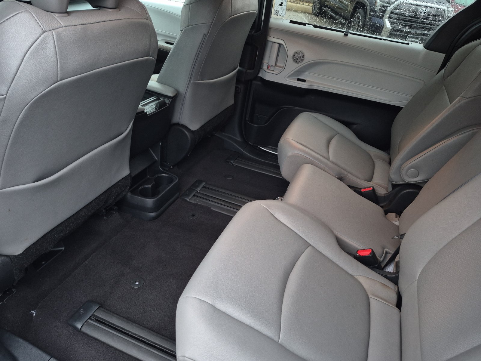 Used 2025 Toyota Sienna XLE FWD image 11