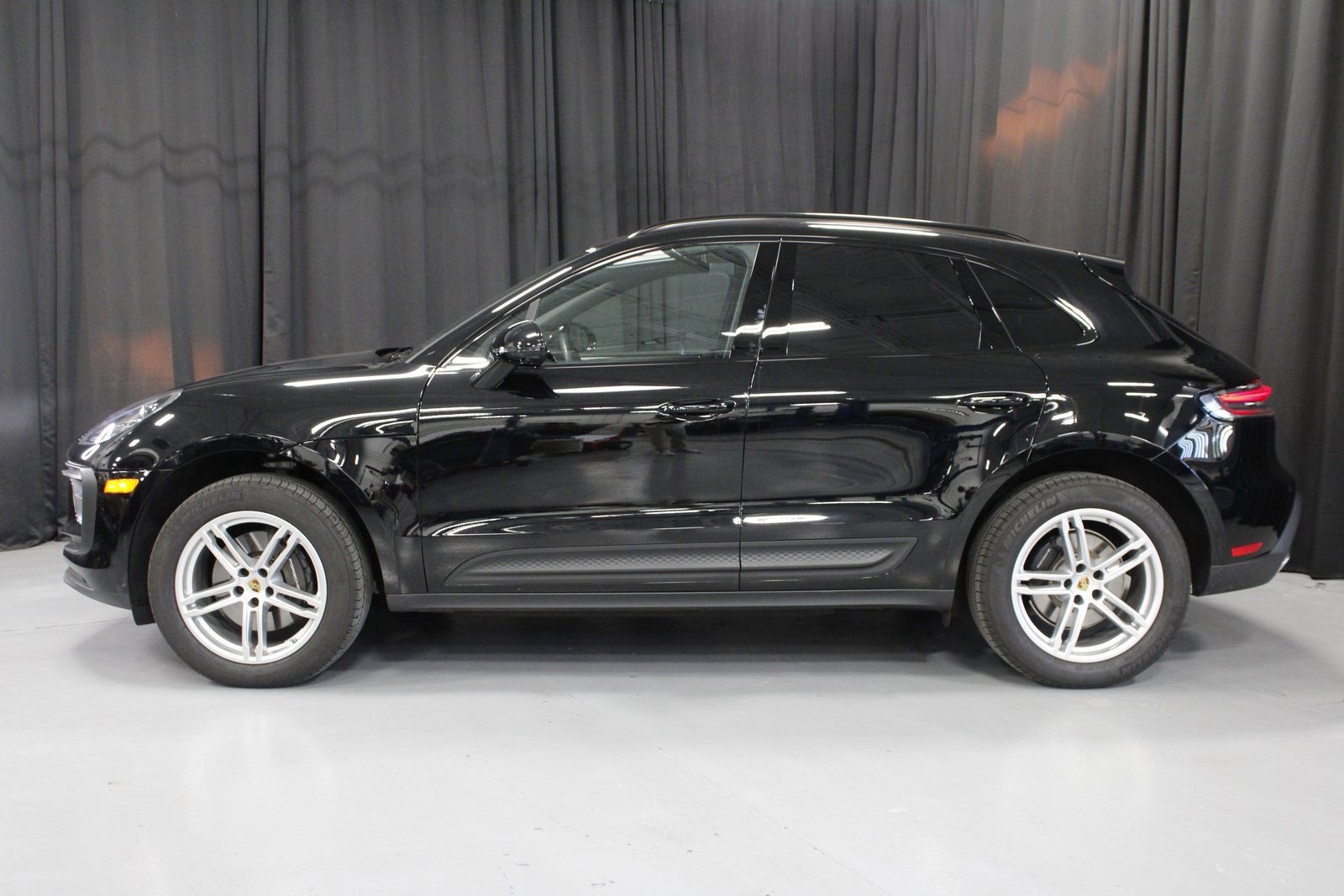 Certified 2025 Porsche Macan image 2