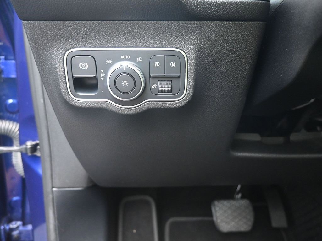 Used 2021 Mercedes-Benz GLB 250 w/ Premium Package image 16